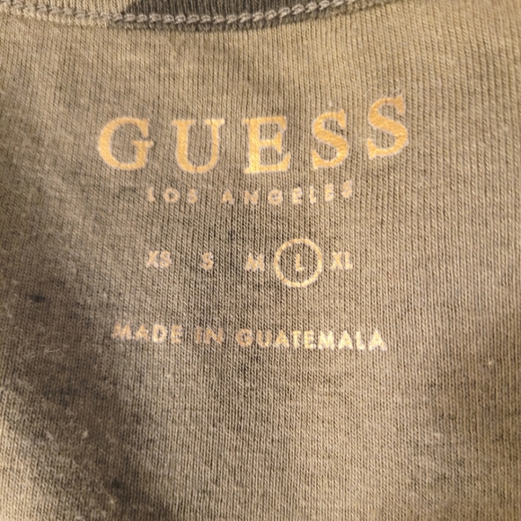 Guess Graphic T-shirt V-neck Size Large Green White Trim Excellent 💚 - Picture 6 of 6